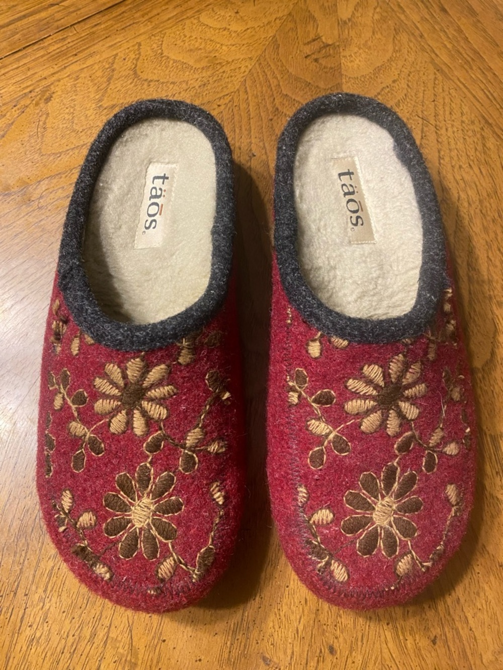 Taos Red Woolderness  Floral Embroidered Slip-On clogs 38 (8)